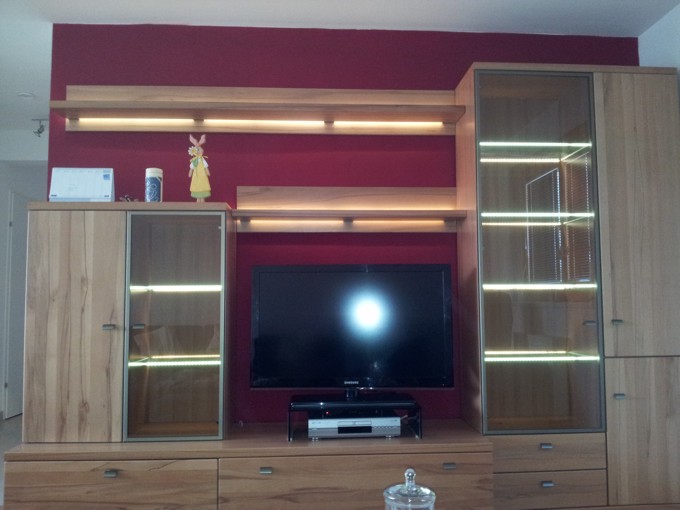 Wohnzimmerschrank mit Fachbeleuchtung